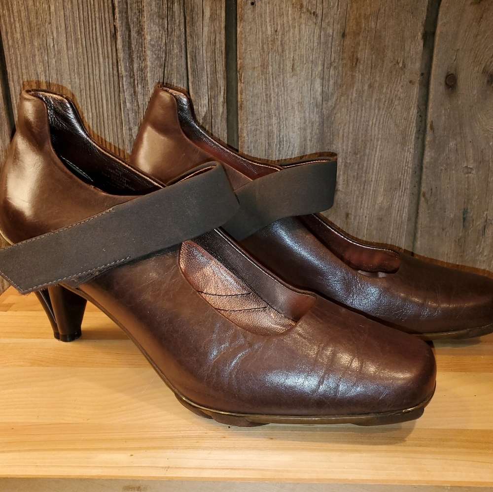Asgi Marcy brown Mary Jane pumps 7